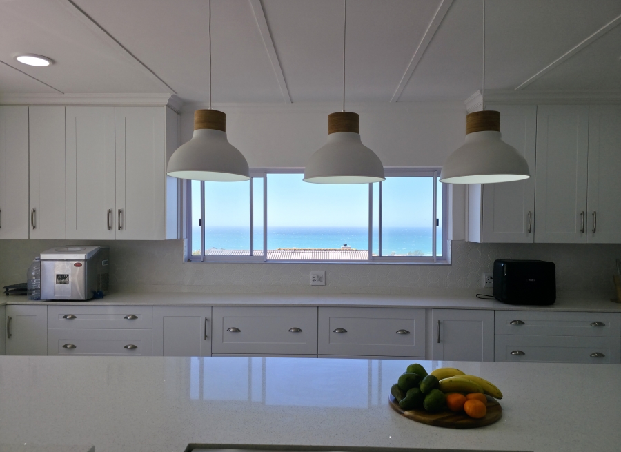 6 Bedroom Property for Sale in Wavecrest Eastern Cape